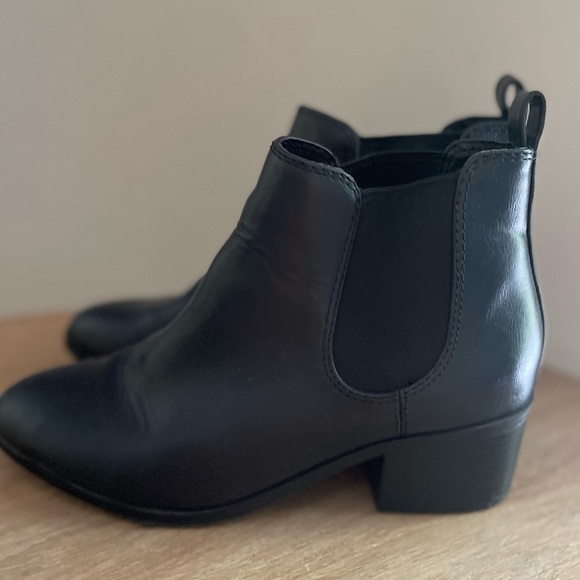 Woman’s black booties - Picture 1 of 6